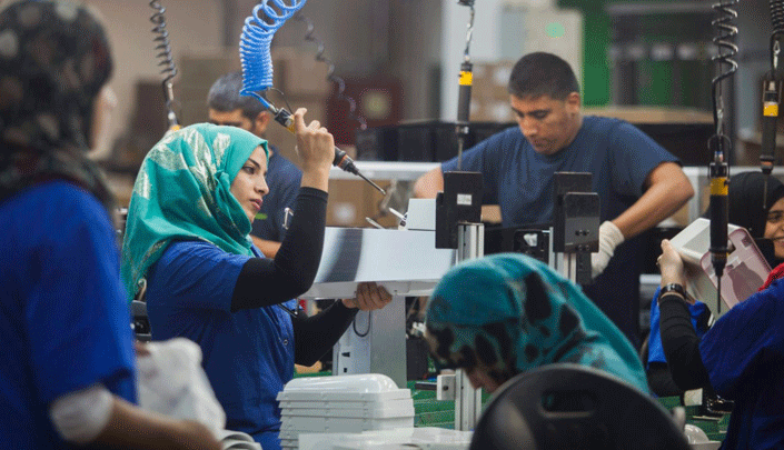 عمال فلسطينيون في أحد المصانع الإسرائيلية في صحراء النقب