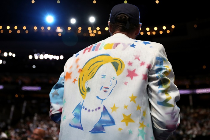 مندوب يرتدي سترة مع صور المرشح الديمقراطي للرئاسة الأمريكية هيلاري كلينتون
