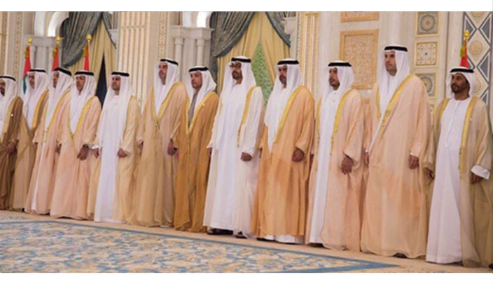 الشيخ محمد بن زايد في صورة جماعية مع أعضاء المجلس التنفيذي لإمارة أبوظبي