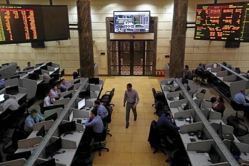 متعاملون في البورصة المصرية في القاهرة