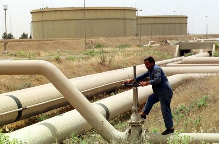 عامل في أحد شركات البترول الكويتية