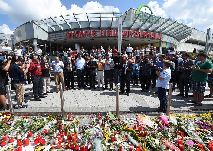 مواطنون المان يضعون أكليل الزهور على مكان حادث ميونيخ