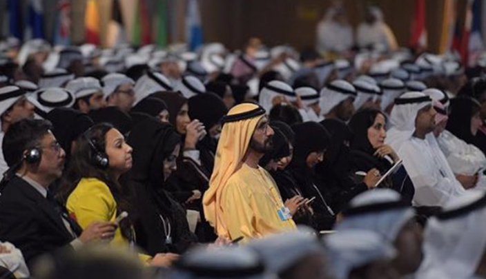 الشيخ محمد بن راشد يتوسط الحاضرين في القمة العالمية للحكومات