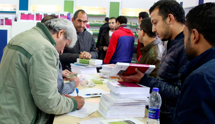 إقبال غير مسبوق على أجنحة الكتب المخفّضة والجماهيرية