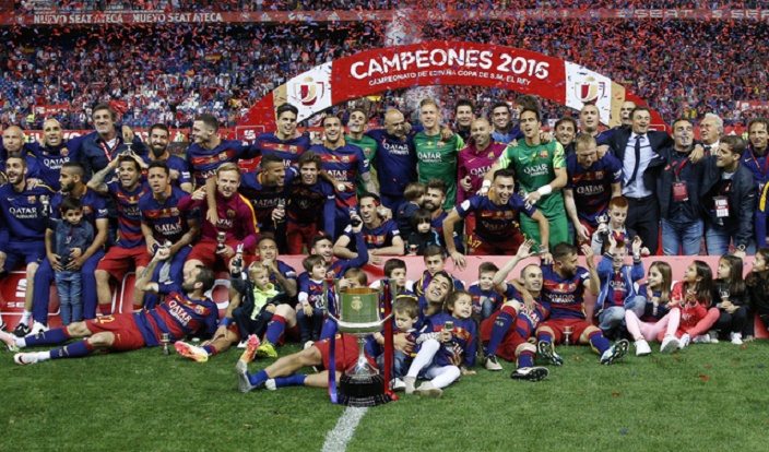 برشلونة يحتفل بالكأس