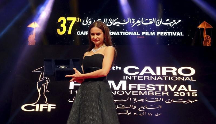 الممثلة المصرية نيلي كريم تتسلم جائزة في النسخة الماضية من مهرجان القاهرة السينمائي الدولي