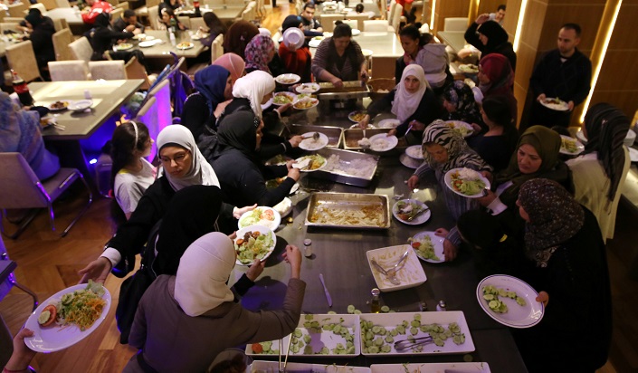 أسرة مسلمة تفطر في أحد المساجد بساو باولو (رويترز)