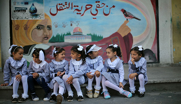 فتيات فلسطينيات في فناء المدرسة خلال أول أيام العام الدراسي