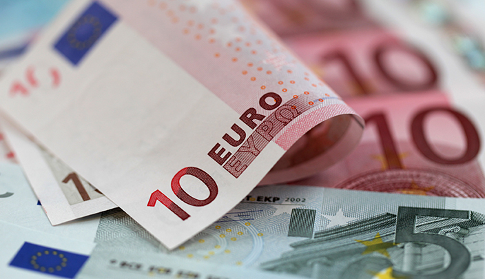اليورو يرتفع متجاوزاً الدولار لأول مرة منذ شهر