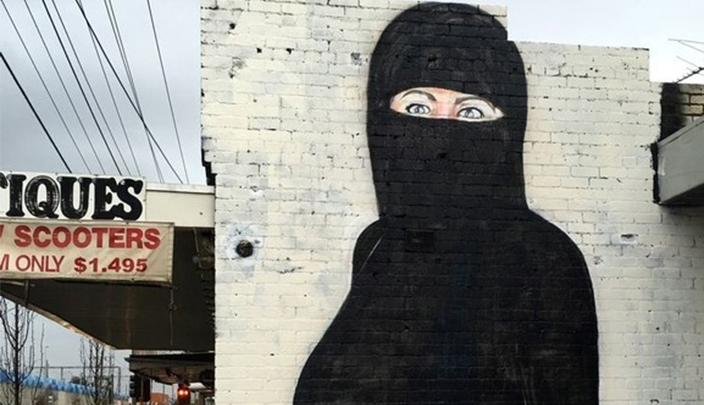 جدارية لهيلاري كلينتون وهي ترتدي نقابا في أستراليا