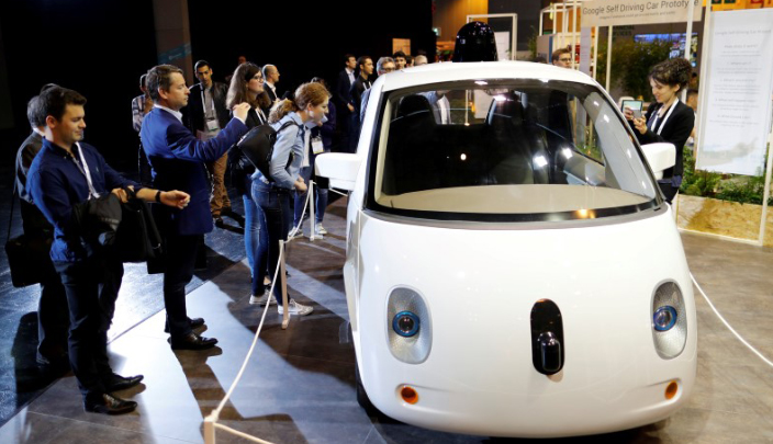 زوار يعاينون سيارة جوجل ذاتية القيادة في معرض فيفا تكنولوجي في العاصمة الفرنسية باريس