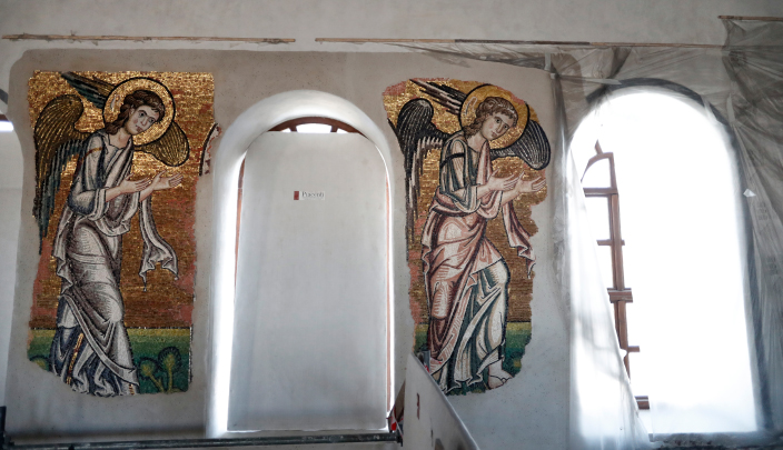 كنيسة المهد في بيت لحم بنتها القديسة هيلانة قبل600  سنة حيث يعتقد أن السيدة مريم العذراء وضعت المسيح عليه السلام.