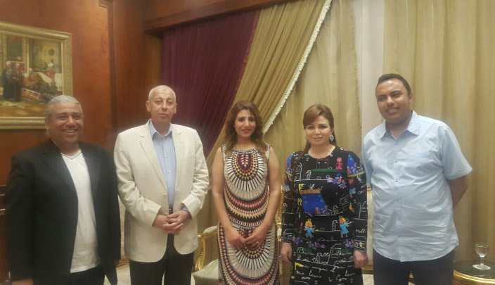 أسرة المهرجان مع محافظ أسوان