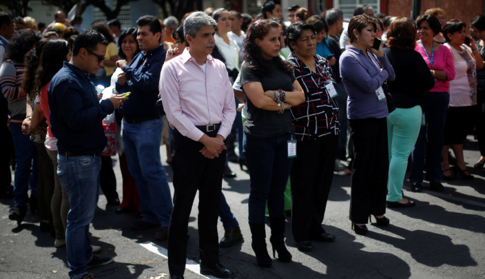 إجلاء العاملين في المكسيك بعد الزلزال
