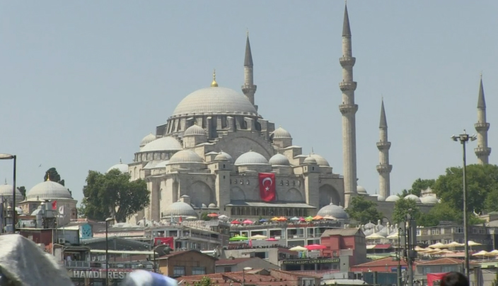 توقعات بتراجع عدد السياح الأجانب الوافدين إلى تركيا بنسبة 5.2% هذا العام.