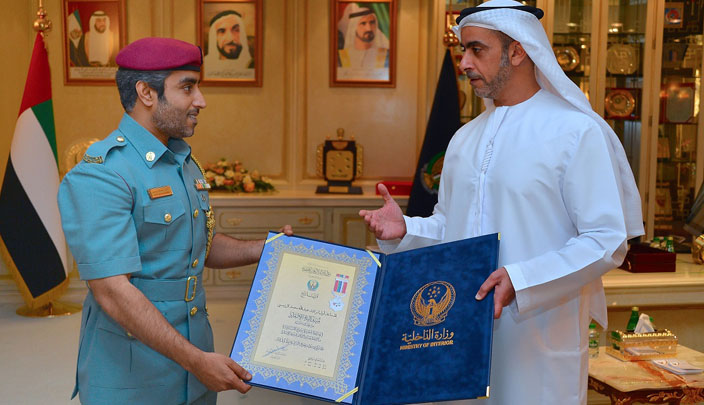 سيف بن زايد يقدم ميدالية الإنقاذ