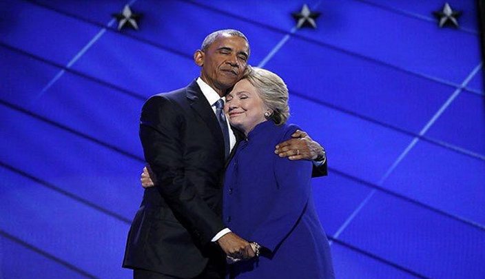 أوباما وكلينتون يتعانقان خلال مؤتمر الحزب الديمقراطي بفلوريدا