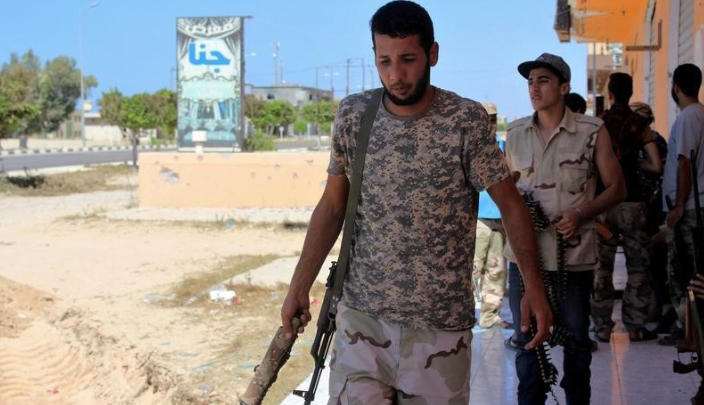 مقاتلون من القوات المتحالفة مع الحكومة الليبية في سرت يوم السبت