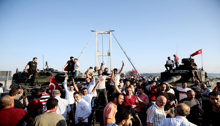 عشرات الجنود ممن أغلقوا جسر البوسفور بإسطنبول، يسلمون أنفسهم للشرطة.