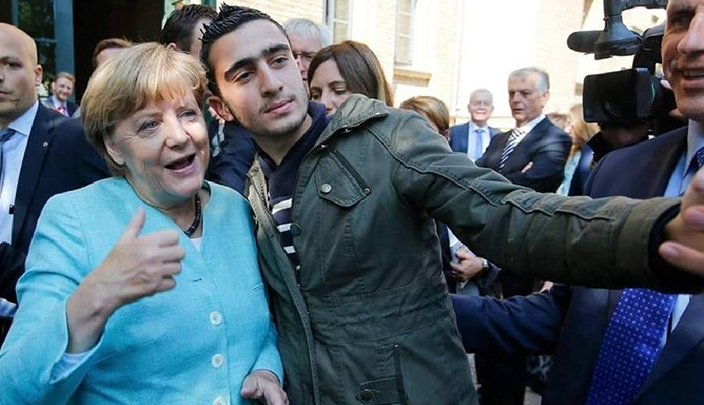 أنجيلا ميركل تلتقط سيلفي مع لاجئ سوري