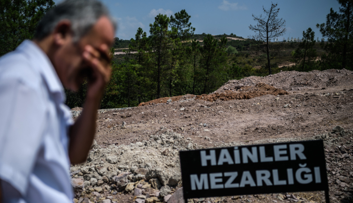 رجل يبكي أمام لافتة مقبرة الخونة التي خصصت لدفن من نفذوا محاولة الانقلاب