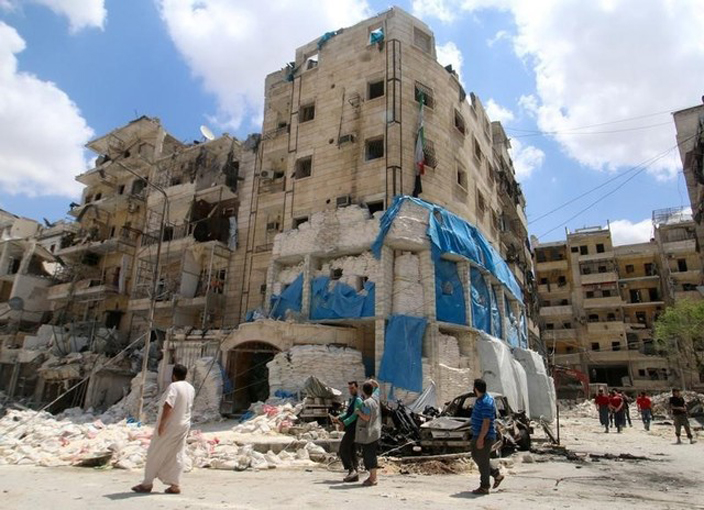 سكان يتفقدون مستشفى القدس في حلب يوم الخميس بعد تعرضه لضربات جوية