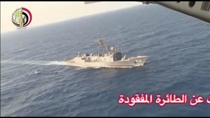 صورة من فيديو من الجيش المصري لسفينة عسكرية مصرية مشاركة في البحث عن الطائرة المنكوبة (رويترز)