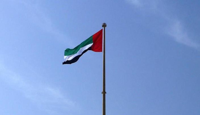 علم الإمارات يرفرف