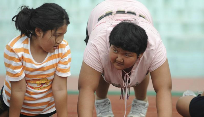 أطفال بدناء يمارسون تمرينات في الصين