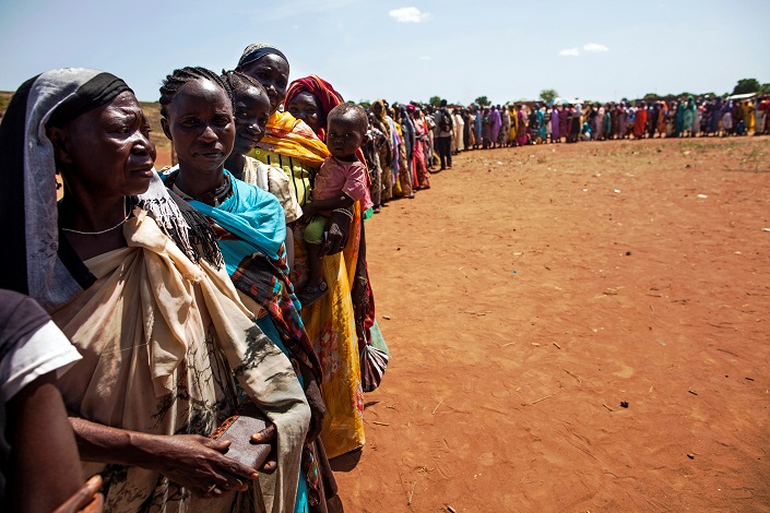 صورة أرشيفية لنازحين من قرى بجنوب السودان في انتظار الحصول على مساعدات (أ ف ب)