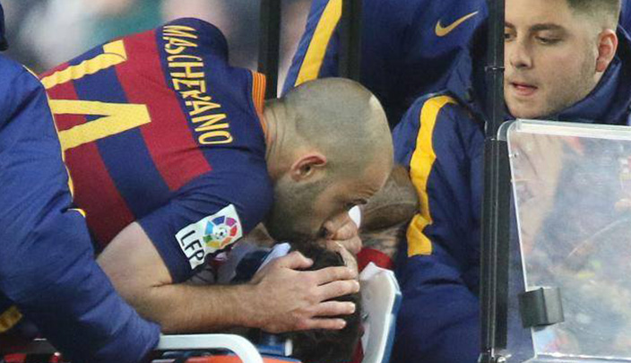 ماسكيرانو لاعب برشلونة يواسي أوجوستو