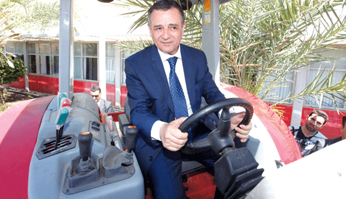 وزير الصناعة يتفقد أحد المصانع
