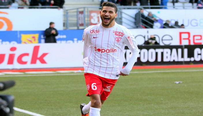 المغربي يوسف آيت بن ناصر لاعب الوسط المدافع بفريق نانسي الفرنسي