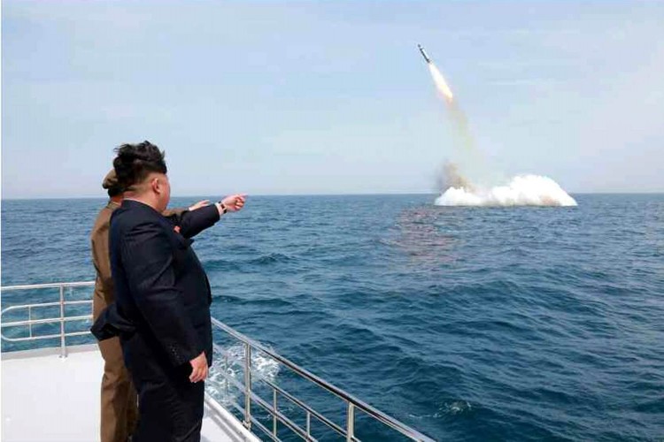زعيم كوريا الشمالية كيم جونج أون خلال تجربة سابقة لإطلاق صاروخ