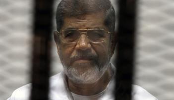 مرسي وقيادات من الإخوان يمثلون أمام المحاكم في قضايا تتعلق بالعنف والإرهاب