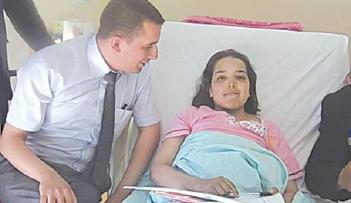 الطالبة حياة كحيلي تؤدي الإمتحان 