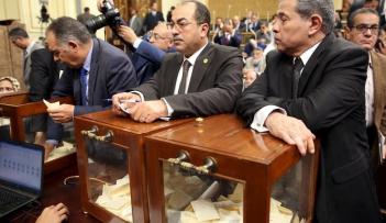 البرلماني المصري السابق توفيق عكاشة قبل اسقاط عضويته بالمجلس - رويترز
