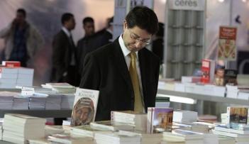 زائر يطالع عناوين كتب في معرض تونس للكتاب (رويترز)