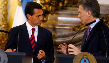  الرئيسان الأرجنتيني ماوريسيو ماكري (الى اليمين) والمكسيكي إنريكي بينا نييتو