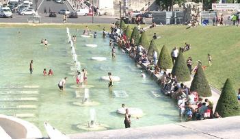 بلغت درجات الحرارة القصوى في باريس 38 درجة مئوية. 