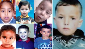 الطفل نصر الدين بجانبه الأطفال المخطوفين والمقتولين