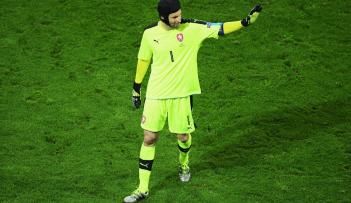 بيتر تشيك حارس مرمى منتخب التشيك ونادي أرسنال الإنجليزي