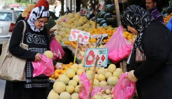 سيدة مصرية في سوق شعبي بالقاهرة (رويترز)