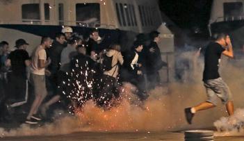 اشتباكات جماهيرية عنيفة
