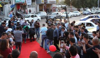 فرش السجادة الحمراء في مدخل قاعة المهرجان