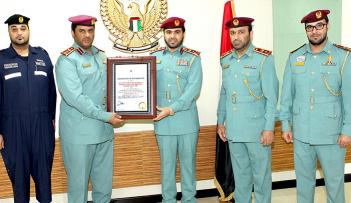 العميد الحارثي يتسلم الشهادة 