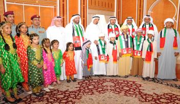الشيخ حميد بن راشد النعيمي حاكم عجمان مع عدد من الأيتام 