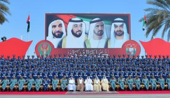الشيخ سيف بن زايد آل نهيان يتوسط كبار المسؤولين والحضور والخريجين