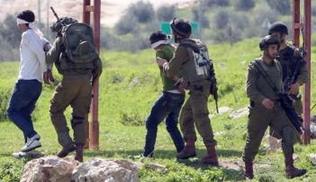 جيش الاحتلال الإسرائيلي أثناء توقيف عدد من الفلسطينين