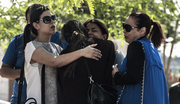 أقارب ركاب الطائرة المصرية المختفية أمام مطار القاهرة في انتظار معلومات عن ذويهم 